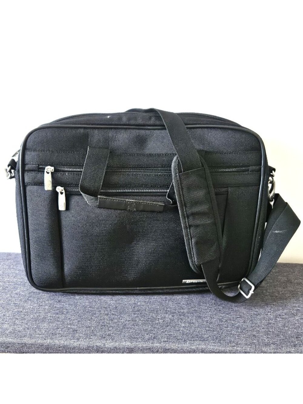 Samsonite Classic Black Multi-Pocket Business Travel Laptop Bag w Shoulder Strap